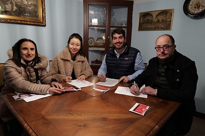 L'Ajuntament de Riudoms ha signat un conveni de préstec d’objectes i obres originals perquè formin part, de manera temporal, de l’exposició itinerant 'Meet Antoni Gaudí i Cornet' de la Xina