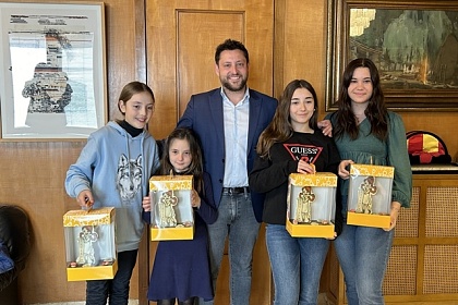 L’alcalde de Tarragona, Rubén Viñuales, ha fet entrega de les mones de Pasqua a les nenes nascudes a Tarragona que porten el nom de Tecla
