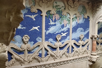 Part superior del mosaic que presideix l'entrada de la Casa Navàs de Reus