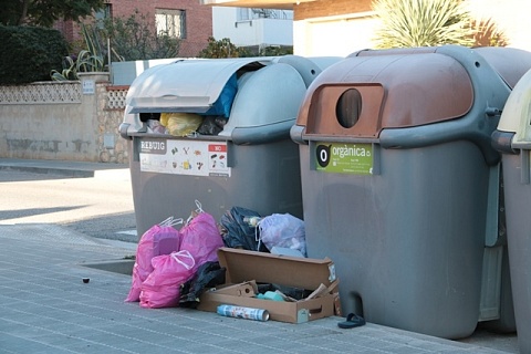 Imatge d'arxiu d'uns contenidors plens durant una vaga del servei d'escombraries a Torredembarra 
