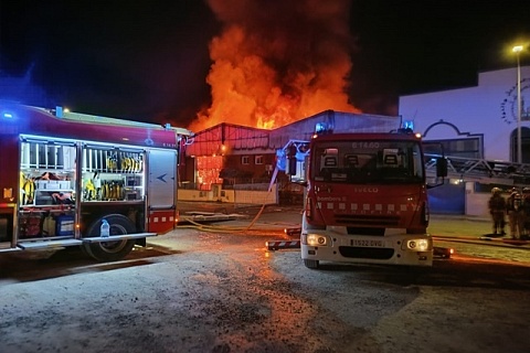 Imatge dels bombers treballant a l'incendi proclamat aquesta tarda al polígon La Cometa del Vendrell