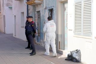 Agents de seguretat ciutadana vigilen l&#039;exterior del domicili mentre la policia científica fa tasques d&#039;investigació arran de la mort d&#039;un home a Torredembarra