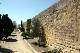 Imatge d&#039;arxiu d&#039;un tram de muralla romana del passeig de Sant Antoni