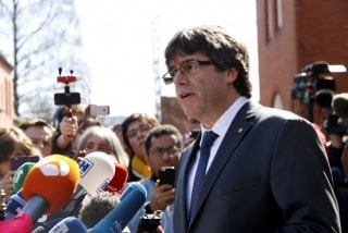  Carles Puigdemont dirigint-se a la premsa congregada a les portes de la presó de Neumünster