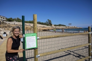 La consellera de Benestar Animal, Elvira Vidal, a la platja per a gossos situada a la part més propera a les roques tocant al Fortí de la Reina 