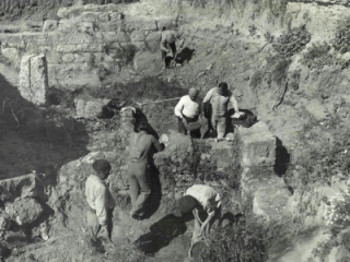 Fotografia que apareix a l’edició facsímil &#039;Troballes arqueològiques al teatre romà de Tarragona. Diari de Francesc Carbó (1919)&#039;