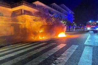 Una furgoneta ha cremat totalment a la plaça Luís del Olmo de Roda de Berà