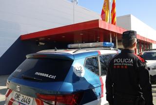 Un mossos d&#039;esquadra davant d&#039;una comissaria, en una imatge d&#039;arxiu