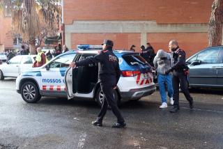 Moment en què els Mossos d&#039;Esquadra han detingut a una persona presumptament implicada en el tiroteig al barri Sant Josep Obrer de Reus