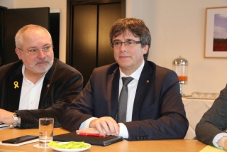 El president Carles Puigdemont i el conseller Lluís Puig, destituïts pel 155, a la reunió de JxCat del 5 de febrer a Brussel·les