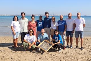 Representants de Good Karma Projects i Surfrider Foundation a la platja de la Pineda, a Vila-seca