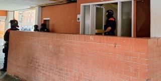 Agents dels Mossos d&#039;Esquadra custodiant un pis del Barri Sant Josep Obrer