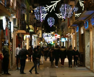 Imatge d&#039;un carrer comercial del centre de Calafell, aquest Nadal