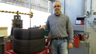 L’investigador de la URV Marc Marín, que ha encapçalat la recerca d&#039;un nou material per fabricar aïllants del calçat a partir de pneumàtics en desús