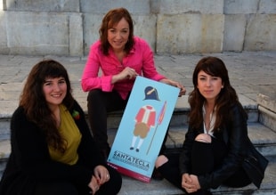 Les guanyadores del  concurs, Elena Gavaldà i Jordina Estopà, amb la regidora de Festes, Begoña Floria.