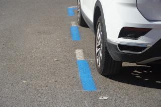 Imatge d&#039;un aparcament pintat com a nova zona blava