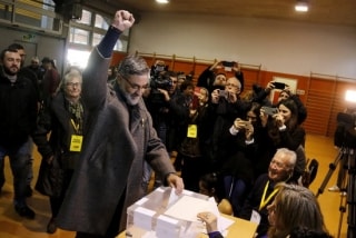 El candidat de la CUP, Carles Riera, vota amb el puny alçat