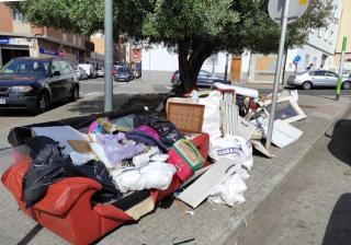 Objectes i residus abandonats al carrer al barri de Bonavista de Tarragona