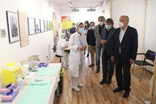 Imatge de la visita de les autoritats amb l&#039;alcalde de Reus, Carles Pellicer, al punt de vacunació al CIMIR de Reus