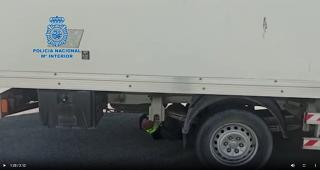 Un agent de la Policia Nacional inspeccionant el camió que s&#039;utilitzava per al trasllat dels migrants amagats