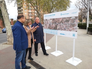 La presidenta de la Diputació, Noemí Llauradó, mostra com serà el nou carril bici als alcaldes de Castellvell del Camp, Josep Manel Sabaté, i de Reus Carles Pellicer