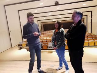 El coalcalde d&#039;Altafulla, Jordi Molinera, amb la regidora de Cultura, Gemma Maymó, i el director artístic, Kike Colmenar, a l&#039;escenari de la Violeta