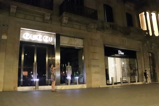 Aparadors amb les llums apagades al Passeig de Gràcia de Barcelona