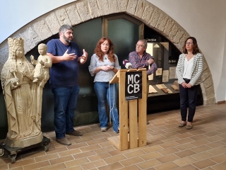 La peça, presentada avui, Dia Internacional dels Museus, és la talla d’una Mare de Déu amb l&#039;infant, datada entre finals del segle XV i principis del segle XV 