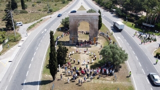 Roda de Berà ha viscut aquest matí una cita històrica amb més de 200 sardanistes ballant encerclant l’Arc de Berà