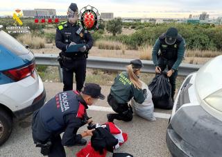 Agents dels Mossos, la Guàrdia Civil i la Guàrdia Urbana de Tarragona interceptant roba falsificada