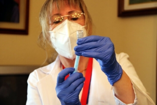 Imatge d&#039;una infermera preparant la vacuna