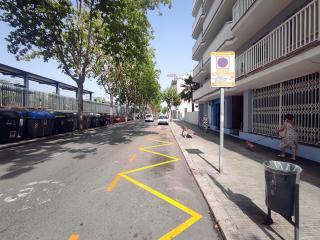 Una de les zones de càrrega i descàrrega, a l&#039;avinguda Mossèn Jaume Soler, ja adaptada