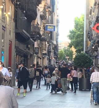 El carrer Llovera, una de les vies comercials de Reus, s&#039;ha omplert de gent aquest dilluns a la tarda