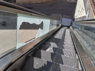 Imatge del tram de les escales mecàniques del Palau de Congressos de Tarragona que ha patit un acte vandàlic