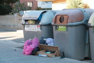 Imatge d&#039;arxiu d&#039;uns contenidors plens durant una vaga del servei d&#039;escombraries a Torredembarra 