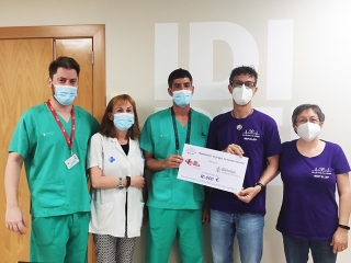 David Sanahuja, representant de l&#039;Associació Si jo puc, tu també #epilep de Tarragona, va lliurar els 10.000 euros al grup d&#039;investigadors/es de l&#039;Hospital de Bellvitge