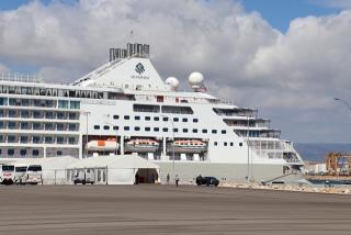 El creuer Silver Moon del grup Royal Caribbean, atracat al Moll de Balears del Port de Tarragona