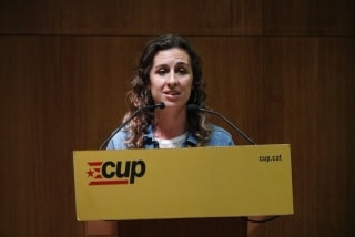 Una de les portaveus del secretariat de la CUP, Laia Estrada, durant la seva intervenció en la conferència política