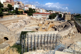 Imatge de l&#039;amfiteatre romà de Tarragona, ja tancat al públic provisionalment, amb les bastides instal·lades fa un temps a la graderia remodelada, en primer terme