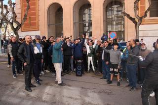 Diverses persones protestant davant de l&#039;Audiència de Tarragona per denunciar la mort d&#039;un home diumenge passat al barri de Campclar
