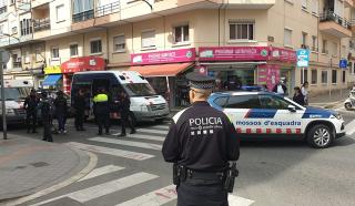 Agents policials treballant en les inspeccions de locutoris al carrer de Misericòrdia, al centre de Reus