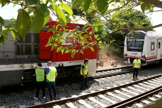 Un agent dels Mossos d&#039;Esquadra, acompanyat d&#039;operaris, fent fotografies a la locomotora accidentada en el xoc amb un tren regional a Vila-seca