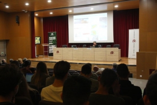 Imatge de l&#039;Aula Magna del Campus Catalunya de la URV durant la intervenció de la catedràtica Manola Brunet a les jornades sobre canvi climàtic