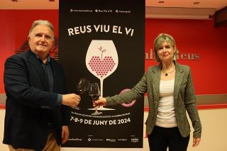 El president de la Cambra de Reus, Mario Basora, i la regidora de Projecció de Ciutat, Noemí Llauradó, fent un brindis per a l&#039;èxit de la nova edició