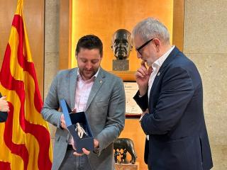 L&#039;alcalde de Tarragona, Rubén Viñuales, entregant un present al paer de Lleida, Fèlix Larrosa