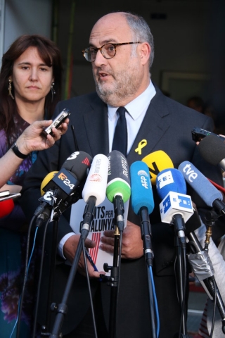 El portaveu adjunt de JxCat Eduard Pujol atén la premsa després de la reunió del grup amb Carles Puigdemont a Berlín