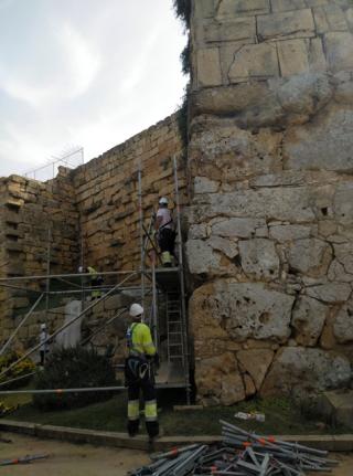 Imatge d&#039;arxiu d&#039;uns operaris treballant en una actuació d&#039;urgència per reparar els danys fets a la Torre de la Minerva de Tarragona