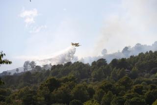 Un dels mitjans aeris dels Bombers sobrevolant la zona de l&#039;incendi de vegetació de la Selva del Camp