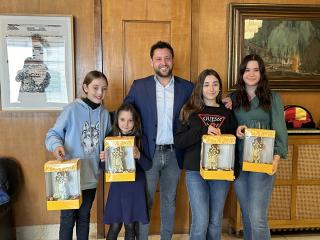 L’alcalde de Tarragona, Rubén Viñuales, ha fet entrega de les mones de Pasqua a les nenes nascudes a Tarragona que porten el nom de Tecla