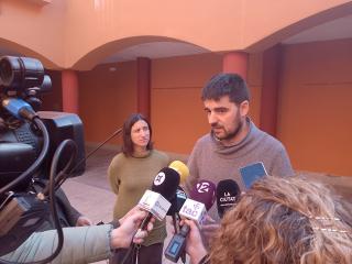 El coalcalde d&#039;Altafulla, Jordi Molinera, atenent els mitjans de comunicació. Al seu costat, la coalcaldessa Alba Muntadas